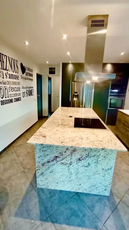 Pose d'un îlot et d'une cuisine en "shiva Kashy" à Marseille, Marseille 5ème arrondissement, Marbrerie Pilati et Fils