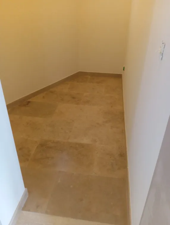 Pose de carrelage travertin romain d'un patio et ponçage de marches d'escaliers à La Ciotat, Marseille 5ème arrondissement, Marbrerie Pilati et Fils