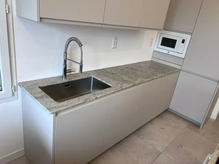 Découvrez notre cuisine en granite Colonial White, Marseille 5ème arrondissement, Marbrerie Pilati et Fils