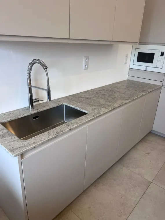 cuisine en granite colonial white plan de travail et îlot, Marseille 5ème arrondissement, Marbrerie Pilati et Fils