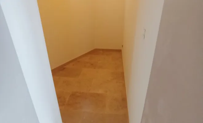 Pose de carrelage travertin romain d'un patio et ponçage de marches d'escaliers à La Ciotat, Marseille 5ème arrondissement, Marbrerie Pilati et Fils