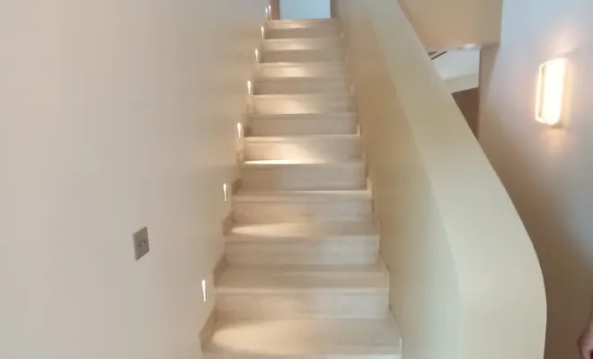 Pose de carrelage travertin romain d'un patio et ponçage de marches d'escaliers à La Ciotat, Marseille 5ème arrondissement, Marbrerie Pilati et Fils