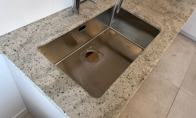 Découvrez notre cuisine en granite Colonial White, Marseille 5ème arrondissement, Marbrerie Pilati et Fils