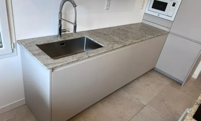 Découvrez notre cuisine en granite Colonial White, Marseille 5ème arrondissement, Marbrerie Pilati et Fils