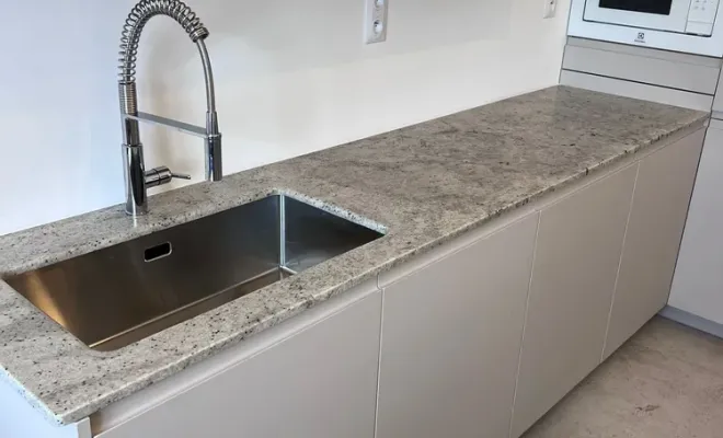 cuisine en granite colonial white plan de travail et îlot, Marseille 5ème arrondissement, Marbrerie Pilati et Fils