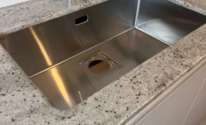 cuisine en granite colonial white plan de travail et îlot, Marseille 5ème arrondissement, Marbrerie Pilati et Fils