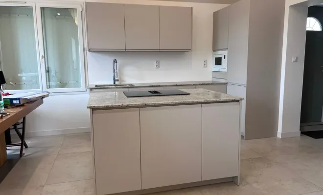 cuisine en granite colonial white plan de travail et îlot, Marseille 5ème arrondissement, Marbrerie Pilati et Fils