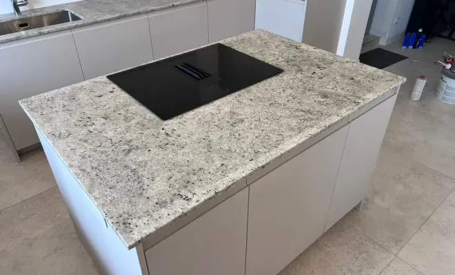 cuisine en granite colonial white plan de travail et îlot, Marseille 5ème arrondissement, Marbrerie Pilati et Fils