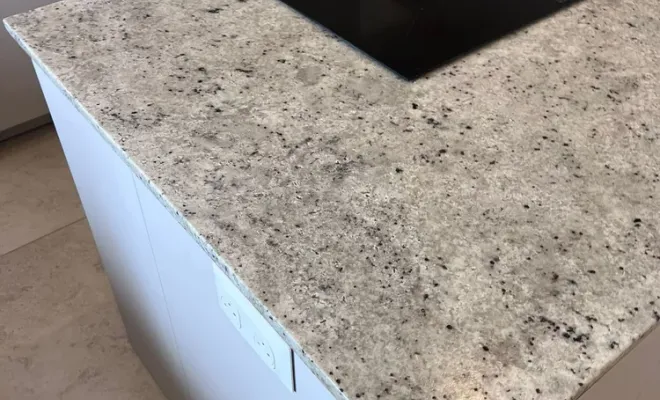 cuisine en granite colonial white plan de travail et îlot, Marseille 5ème arrondissement, Marbrerie Pilati et Fils